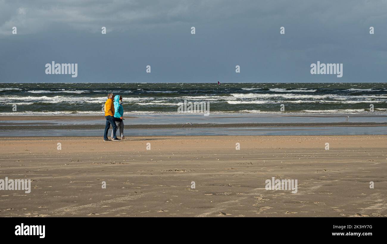 Caminando en el viento en la playa de Lakolk en la isla Rømø, Dinamarca, 14 de septiembre de 2022 Foto de stock