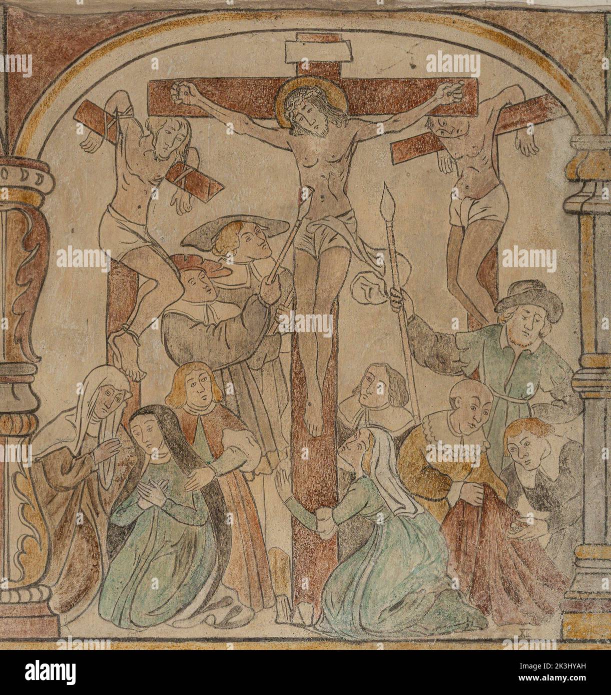 Jesús crucificado con dos ladrones, un fresco de 1530 en la iglesia de Brøns, Dinamarca, 15 de septiembre de 2022 Foto de stock