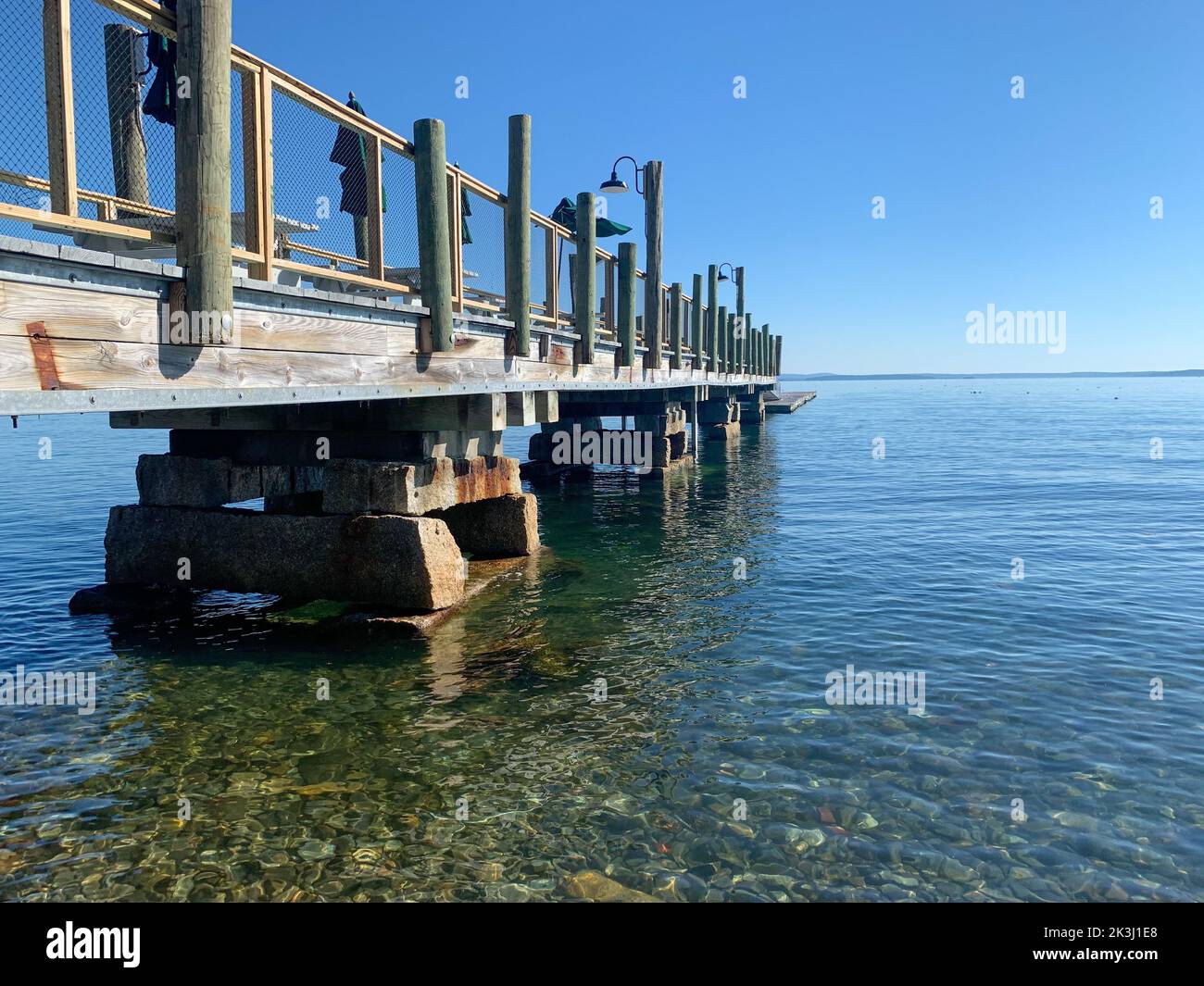 Un muelle que se eleva sobre las aguas del Océano Atlántico en el norte de Maine Foto de stock