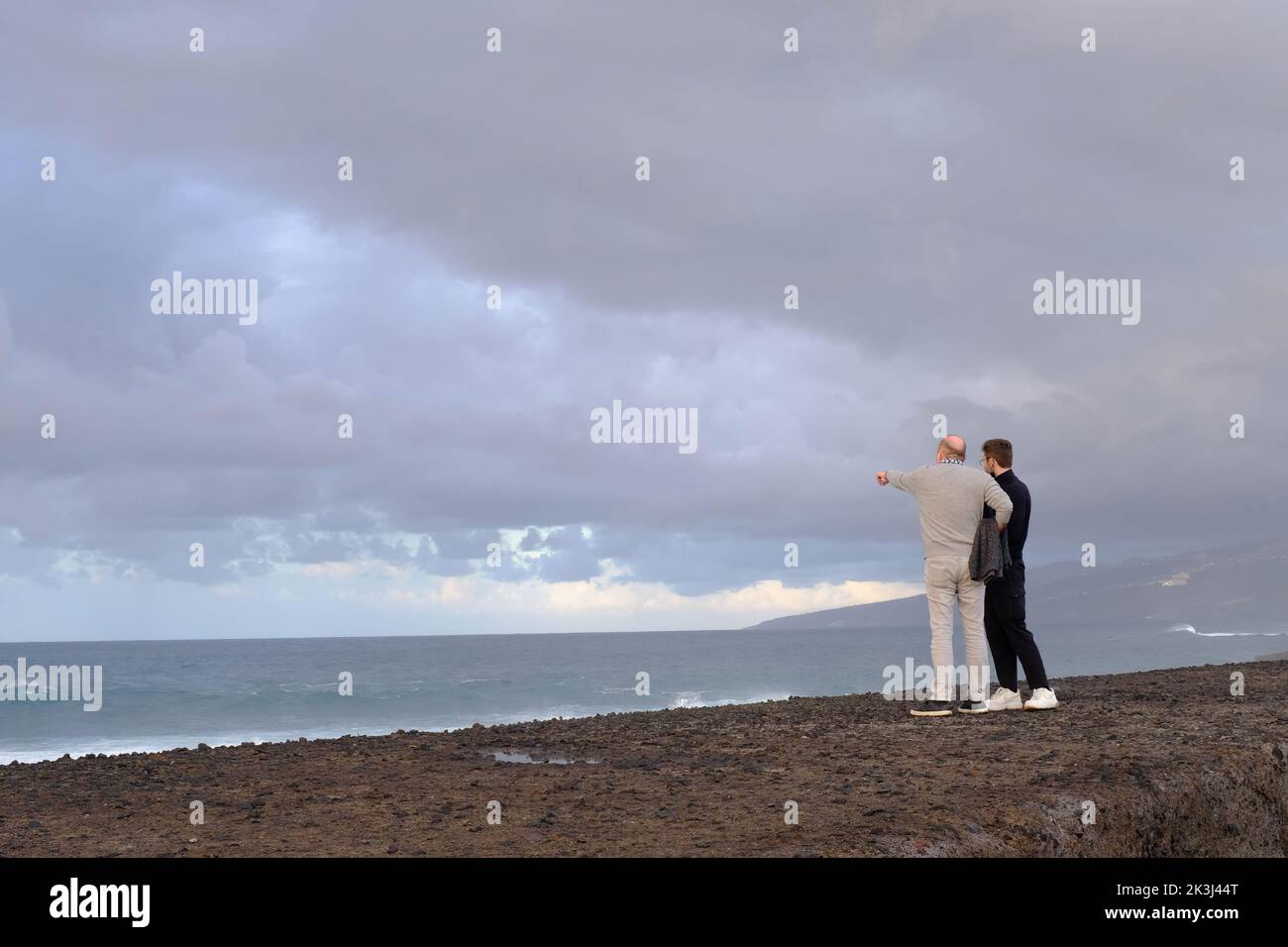 Dos hombres mirando al mar en Tenerife. Foto de stock
