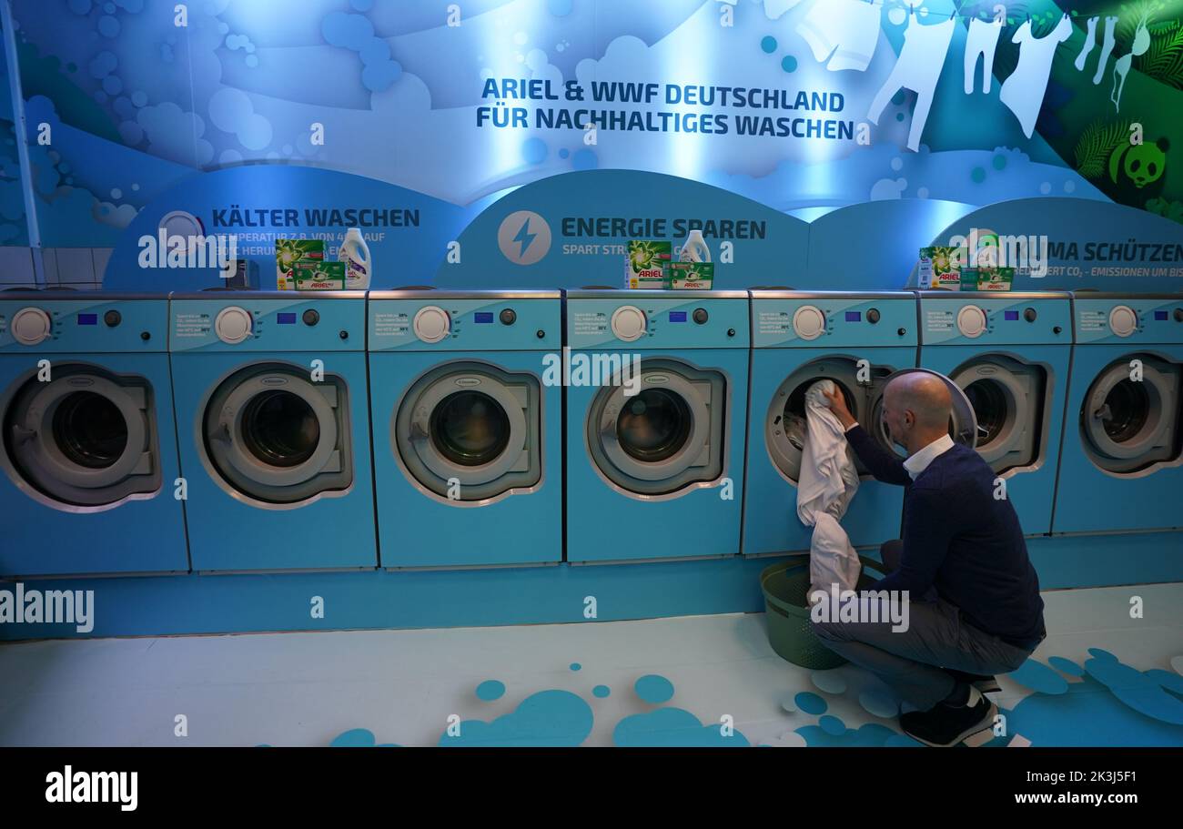 Hamburgo, Alemania. 27th de Sep de 2022. Un hombre llena una lavadora  durante la campaña de lavandería fría en el distrito de Winterhude. De  viernes a domingo, los ciudadanos pueden lavar la