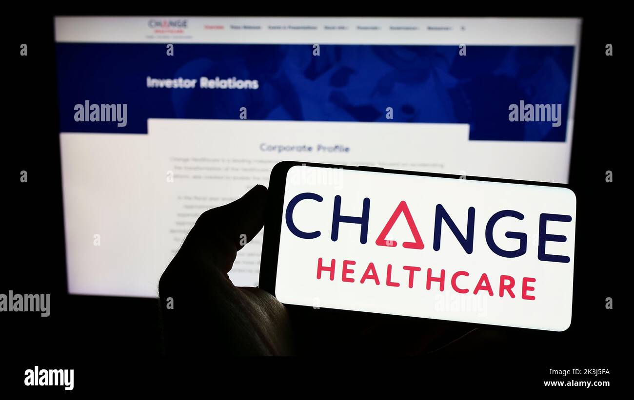 Persona que sostiene el teléfono móvil con el logotipo de la compañía americana Change Healthcare Inc. En la pantalla delante de la página web del negocio. Enfoque la pantalla del teléfono. Foto de stock