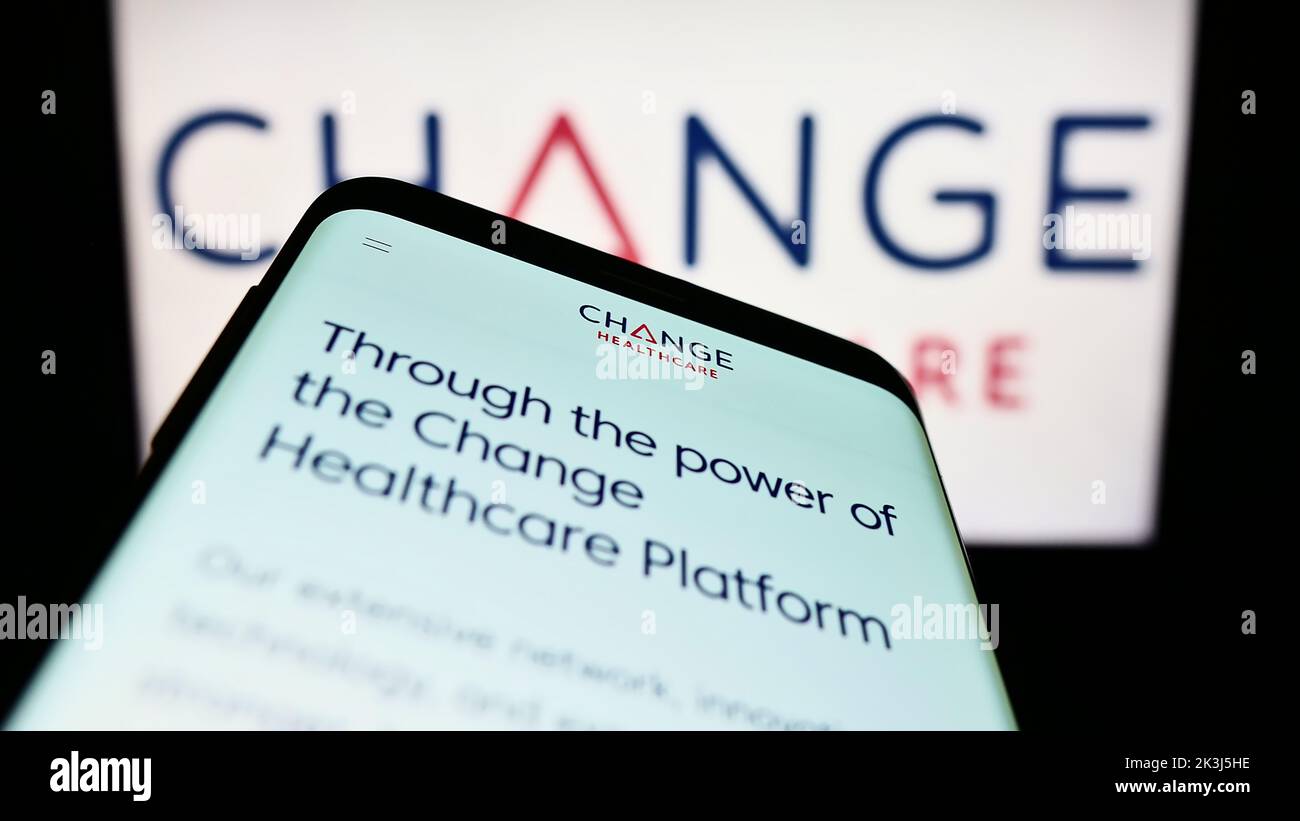 Smartphone con página web de la empresa estadounidense Change Healthcare Inc. En pantalla delante del logotipo de la empresa. Enfoque en la parte superior izquierda de la pantalla del teléfono. Foto de stock