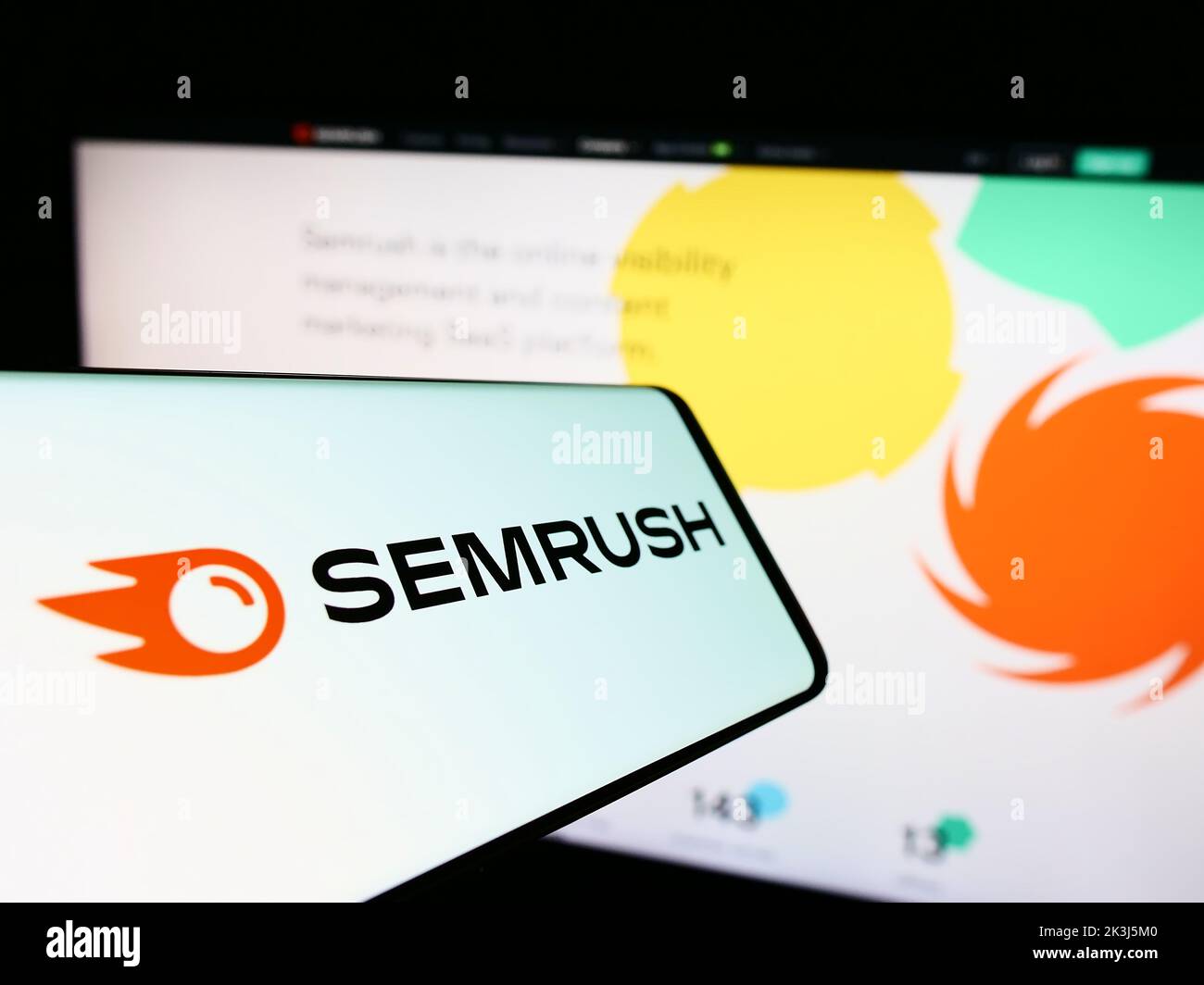 Smartphone con el logotipo de la empresa de marketing de motores de búsqueda de EE.UU. SOMrush Inc. En la pantalla delante del sitio web. Enfoque en la parte central derecha de la pantalla del teléfono. Foto de stock