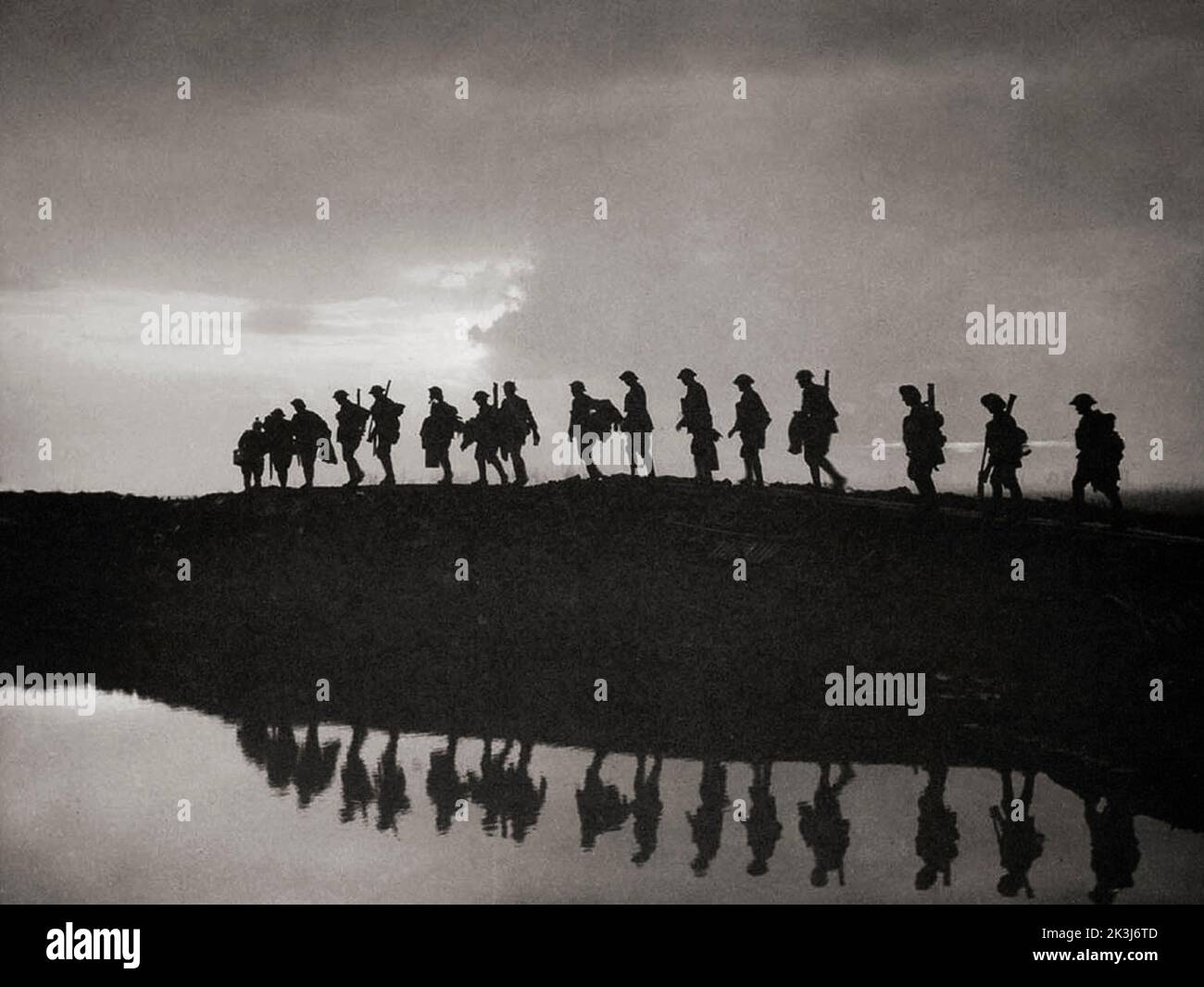 Los soldados se perfilaron contra el cielo marchando durante la tercera Batalla de Ypres en 1917, diseñada por Sir Douglas Haig para capturar la cresta de Passchendaele. Fotografía de Frank Hurley (1885 1962) Un fotógrafo australiano. Foto de stock