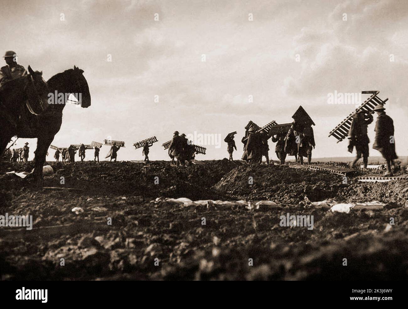 Soldados que llevaban tablas de pato durante la tercera Batalla de Ypres en 1917, diseñada por Sir Douglas Haig para capturar la cresta de Passchendaele. Fotografía de Frank Hurley (1885 1962) Un fotógrafo australiano. Foto de stock