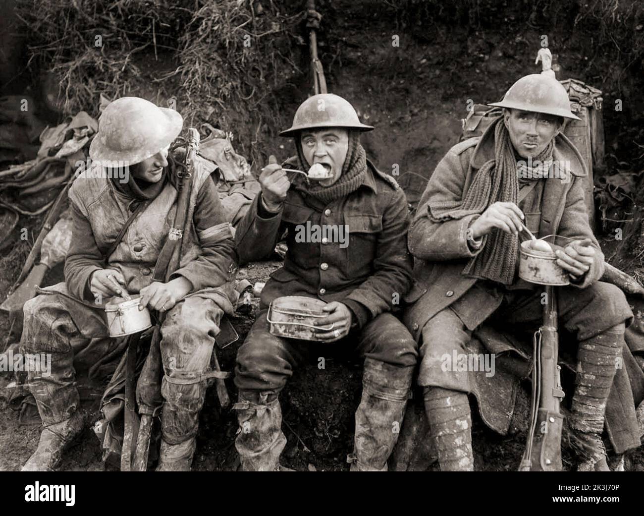 Los soldados británicos comen raciones calientes en el Valle de Ancre en medio de la Batalla del Somme en el Frente Occidental de 1916 durante la Primera Guerra Mundial. Foto de stock