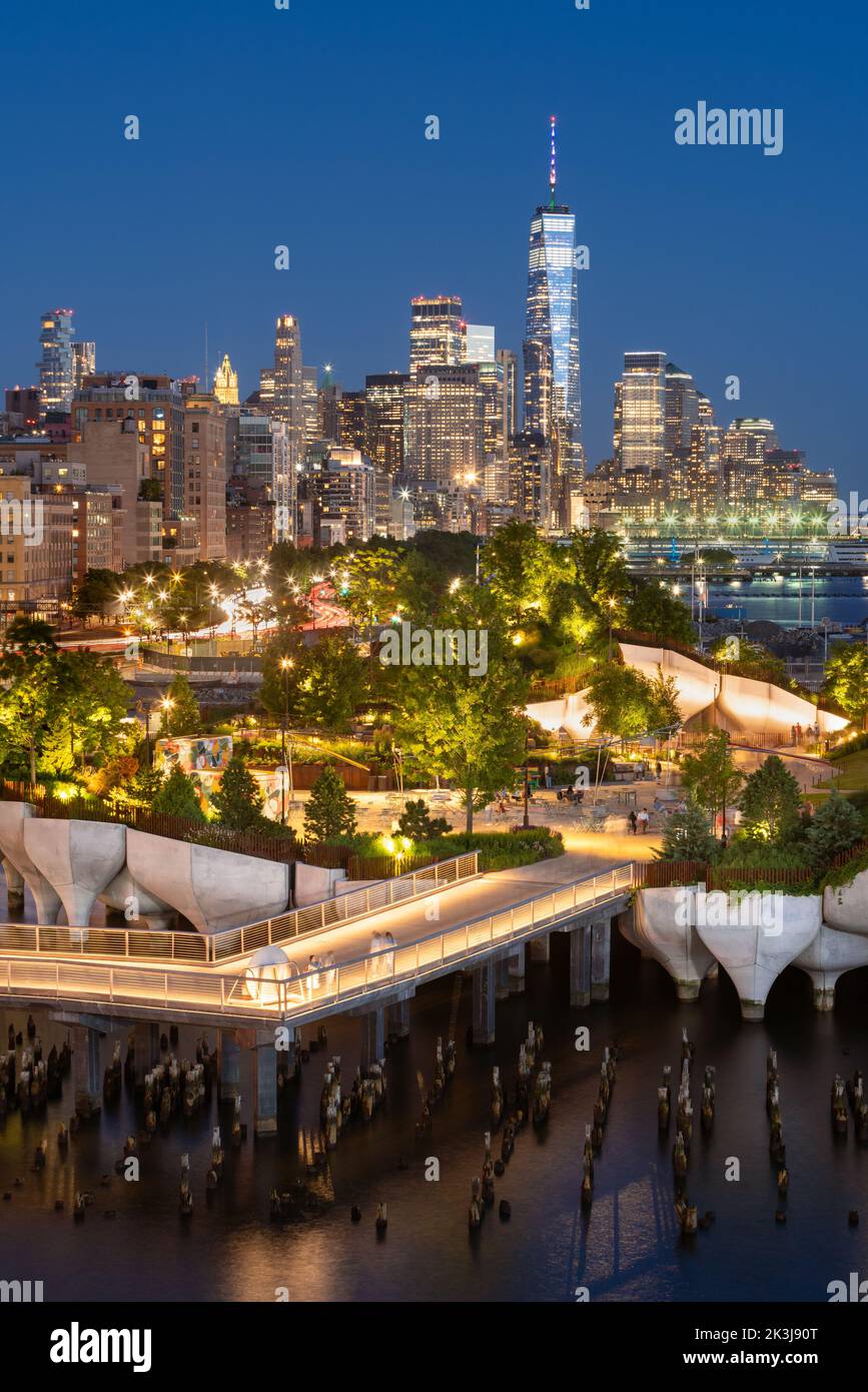Ciudad de Nueva York, parque público de Little Island por la noche con vistas al World Trade Center. Parque elevado en Hudson River Park, West Village, Manhattan Foto de stock