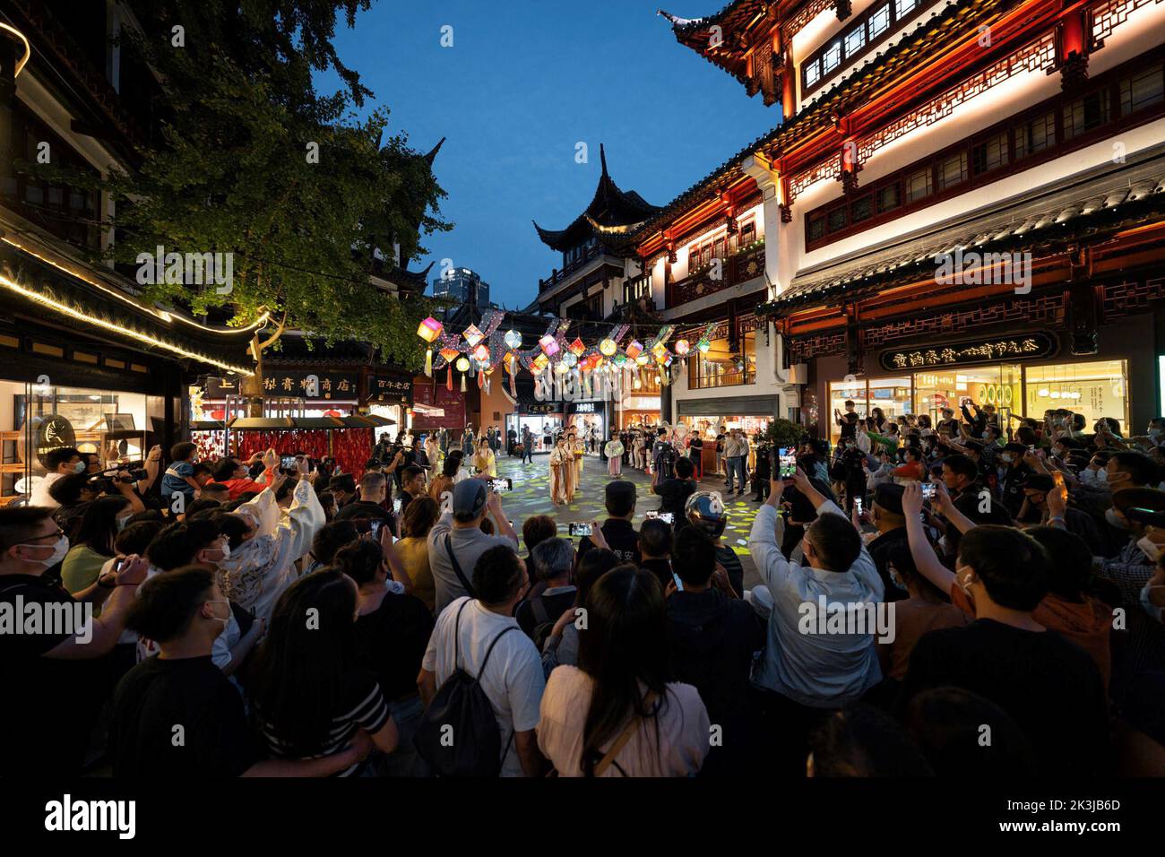 Shanghái. 27th de Sep de 2022. La gente disfruta de un espectáculo tradicional en el centro comercial Yuyuan Garden en Shanghai, China oriental, el 23 de septiembre de 2022. Crédito: Noticias en Vivo de Xinhua/Alamy Foto de stock