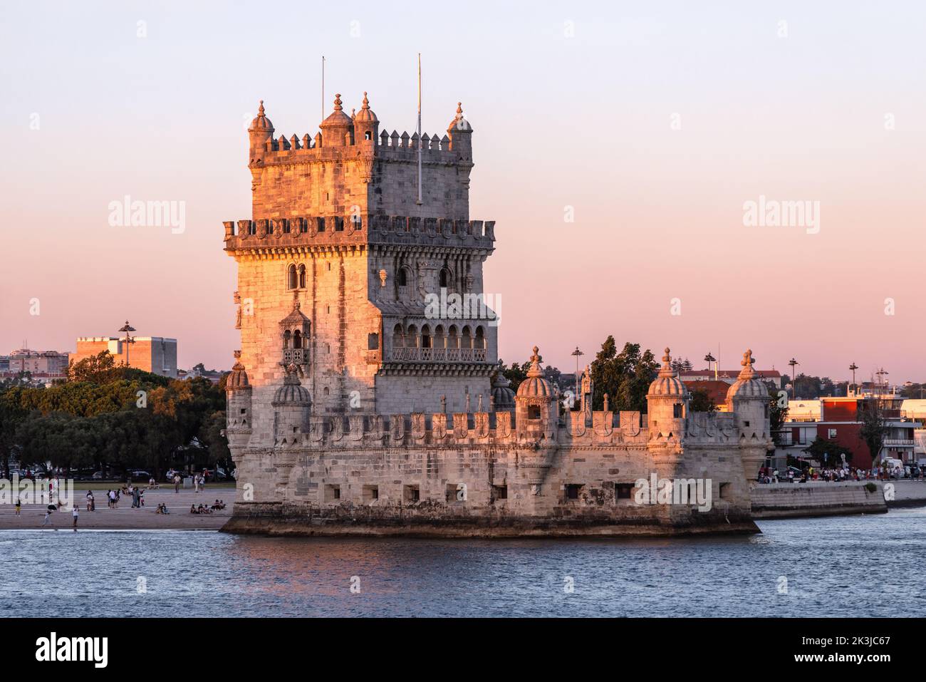 Torre de Belém, Torre de Belém en Belém, Lisboa, la capital de Portugal. Fortificación del siglo 16th vista desde el río Tajo. Patrimonio de la Humanidad de la UNESCO Foto de stock