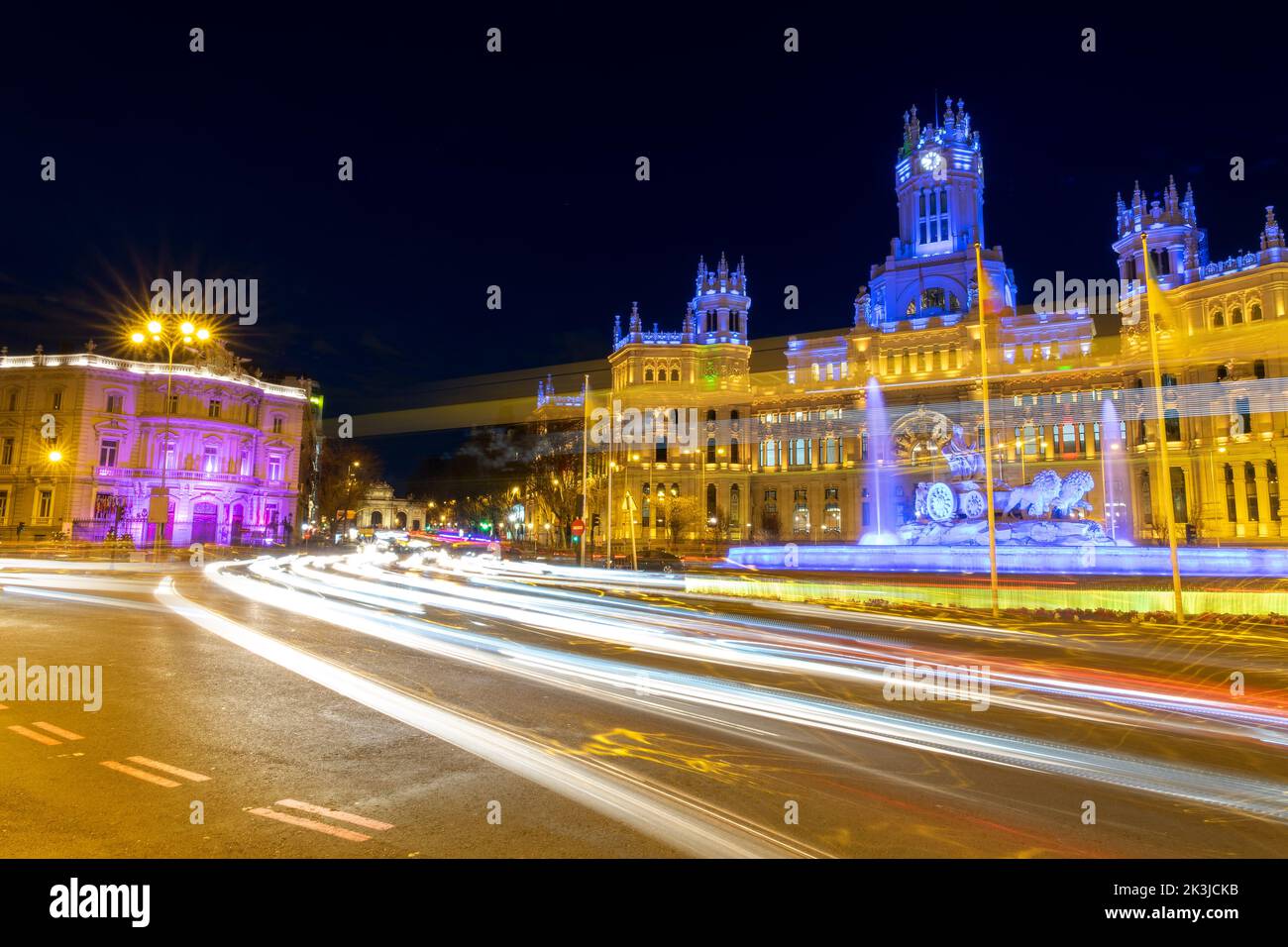 Ayuntamiento de Madrid, España iluminado por la noche con senderos para coches Foto de stock
