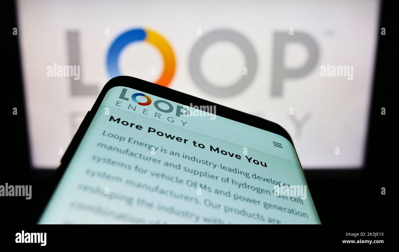 Smartphone con página web de la compañía canadiense de hidrógeno Loop Energy Inc. En pantalla delante del logotipo de la empresa. Enfoque en la parte superior izquierda de la pantalla del teléfono. Foto de stock