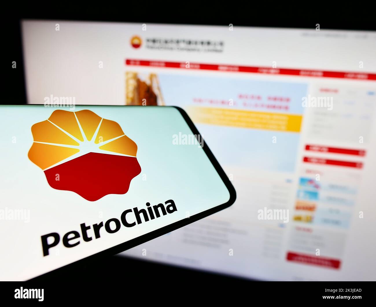 Teléfono móvil con el logotipo de la compañía china de petróleo y gas PetroChina Limited en la pantalla delante del sitio web. Enfoque en la parte central derecha de la pantalla del teléfono. Foto de stock