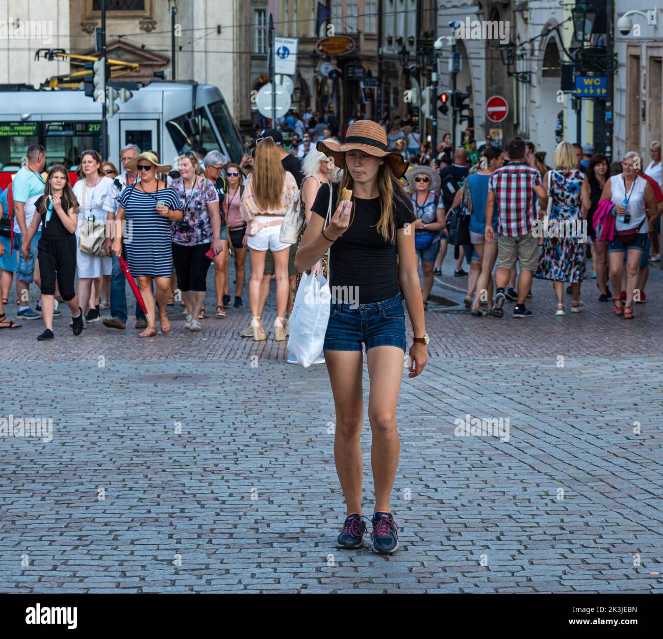 Girl wearing shorts fotografías e imágenes de alta resolución - Alamy