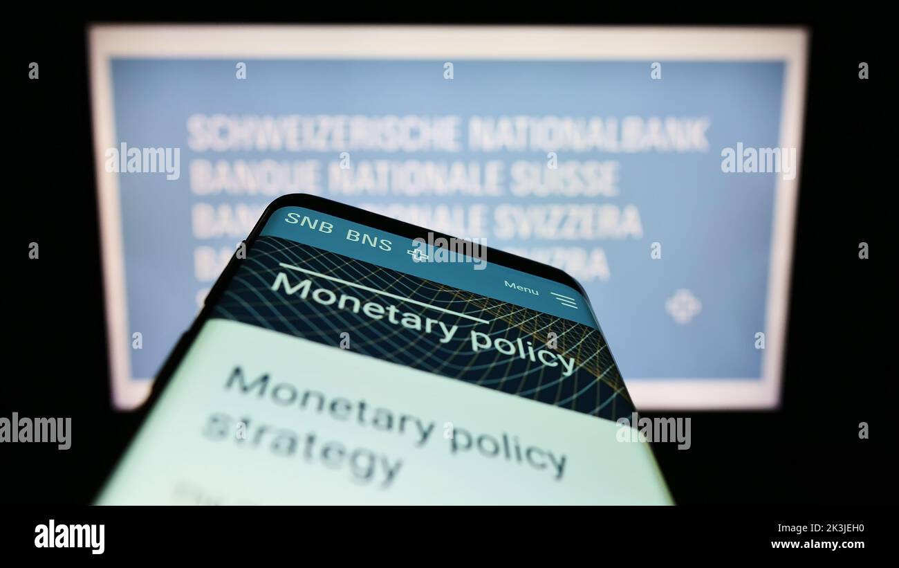 Teléfono móvil con la página web de la institución financiera Swiss National Bank (SNB) en la pantalla delante del logotipo. Enfoque en la parte superior izquierda de la pantalla del teléfono. Foto de stock