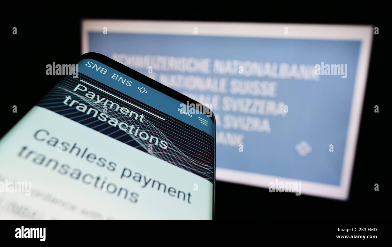Smartphone con sitio web de la institución financiera Swiss National Bank (SNB) en pantalla delante del logotipo. Enfoque en la parte superior izquierda de la pantalla del teléfono. Foto de stock