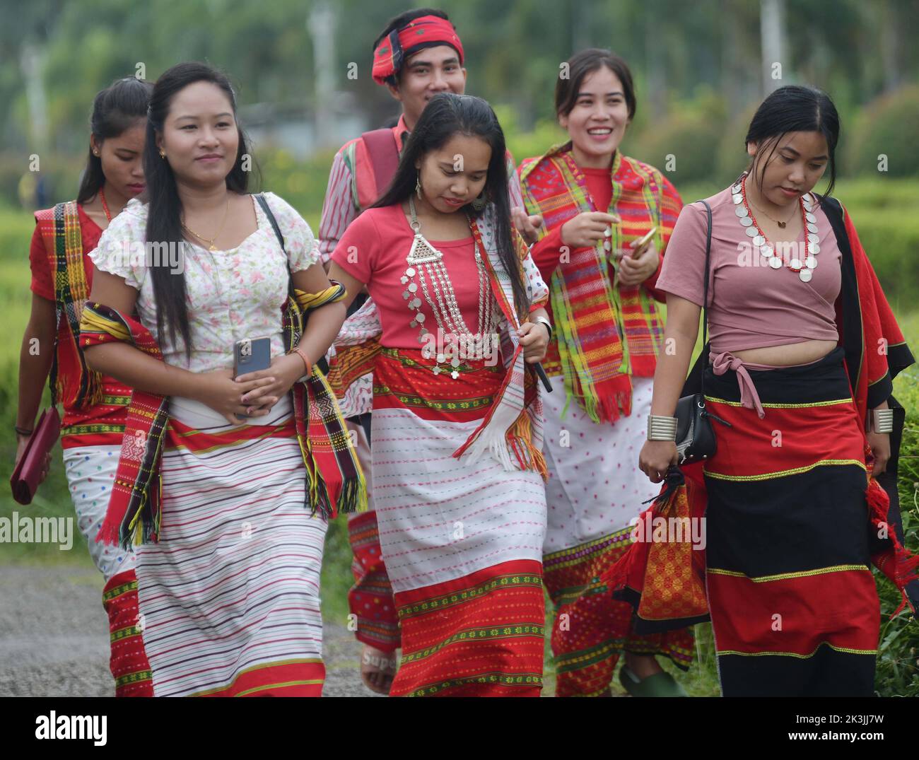 Agartala, estado de Tripura, en el noreste de la India. 27th de Sep de 2022. Personas vestidas con ropa tradicional participan en una 'Caminata por el Patrimonio' para celebrar el Día Mundial del Turismo en Agartala, la capital del estado de Tripura, en el noreste de la India, el 27 de septiembre de 2022. El Día Mundial del Turismo se conmemora anualmente el 27 de septiembre. Crédito: STR/Xinhua/Alamy Live News Foto de stock