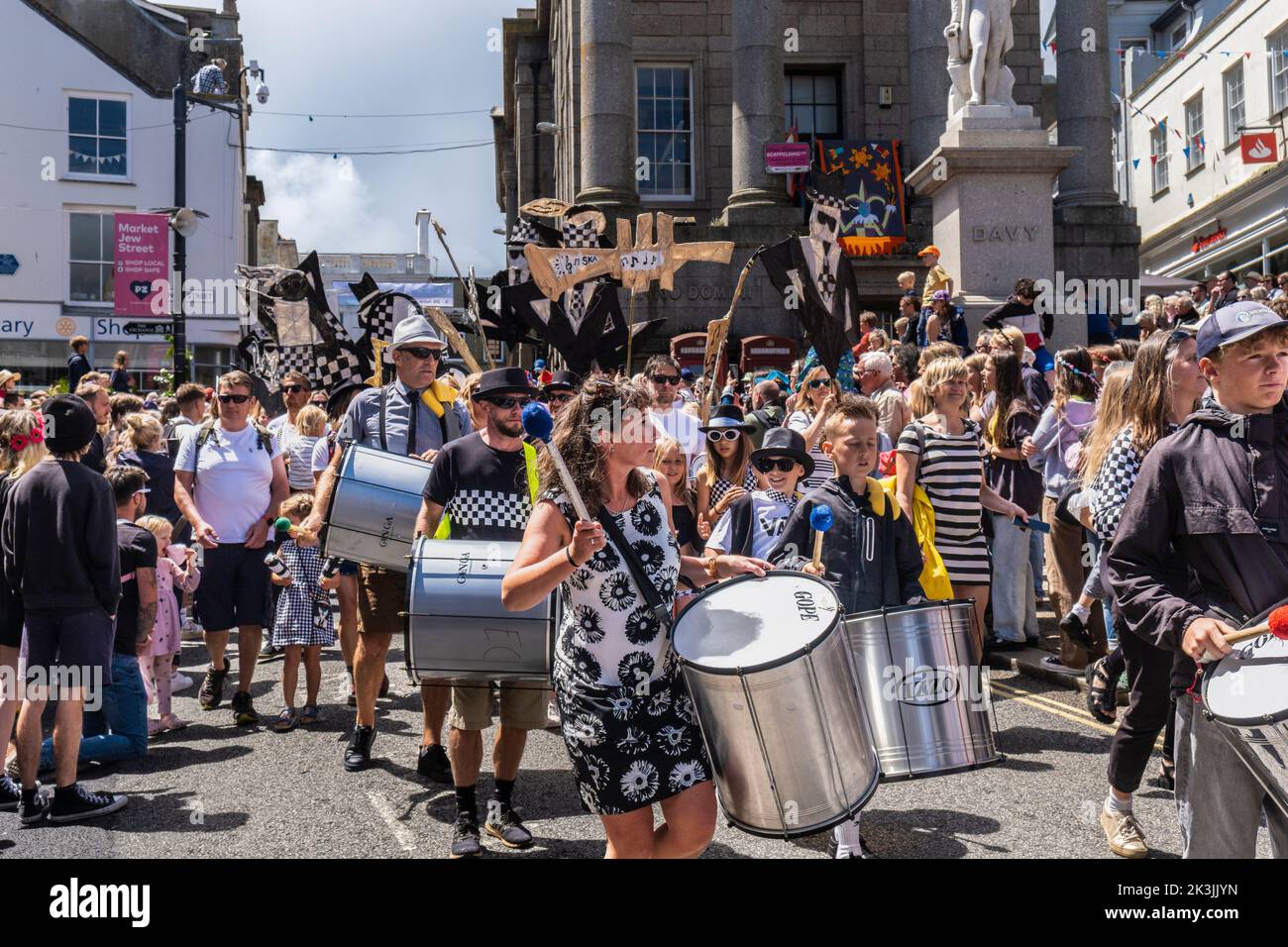 Gente bateriando en el desfile en las celebraciones del Día de Mazey como parte del Festival de Golowan en Penzance en Cornwall en el Reino Unido. Foto de stock