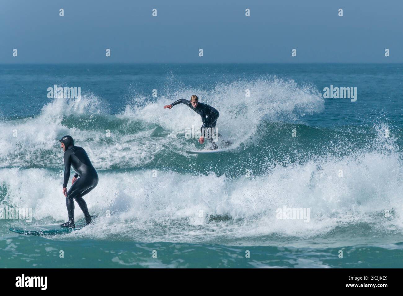 Espectacular acción de surf mientras un surfista viaja en la cresta de una ola en Fistral en Cornwall en el Reino Unido. Foto de stock