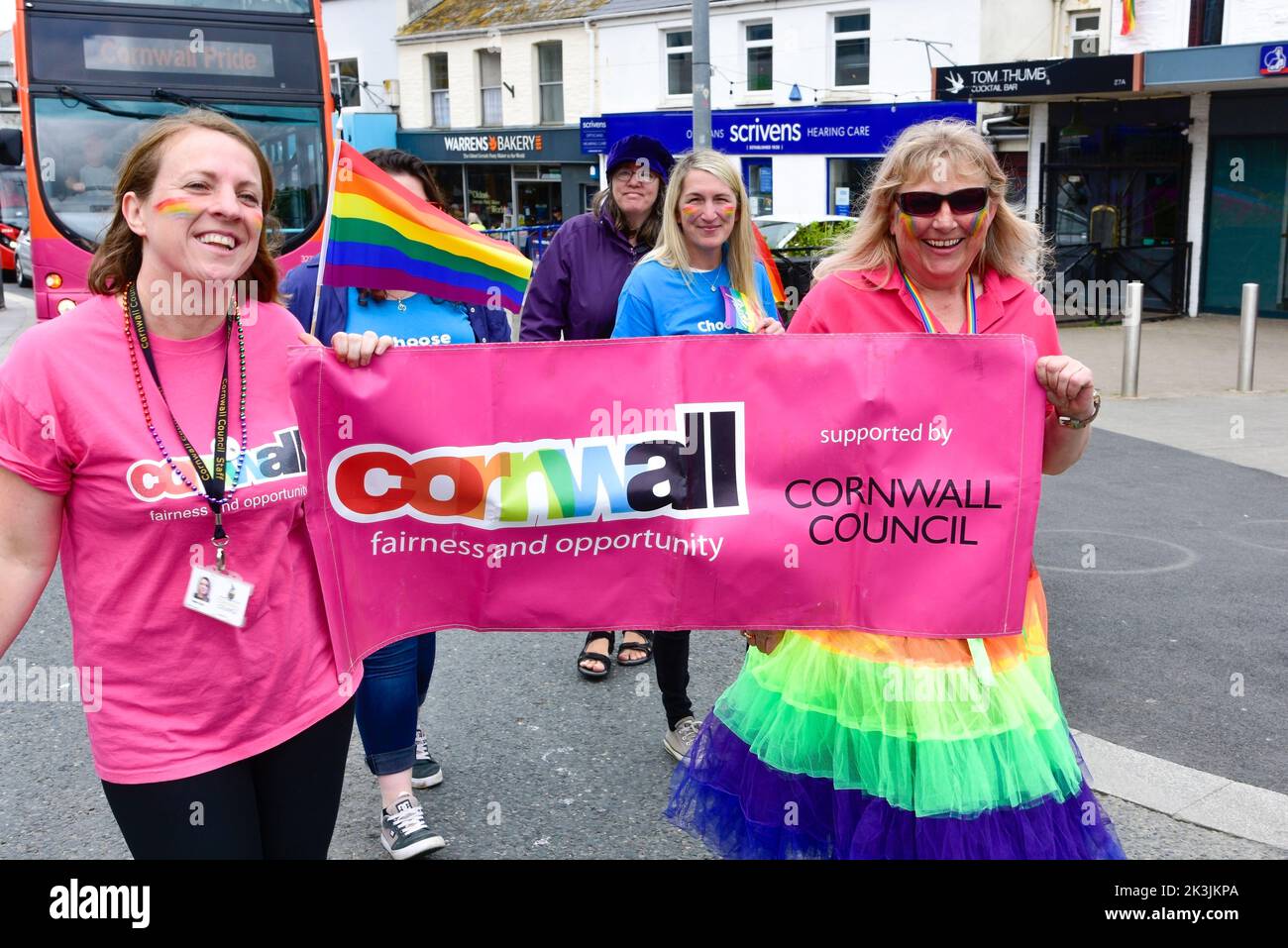 Participantes en el colorido desfile del Orgullo de Cornwall en el centro de Newquay en el Reino Unido. Foto de stock