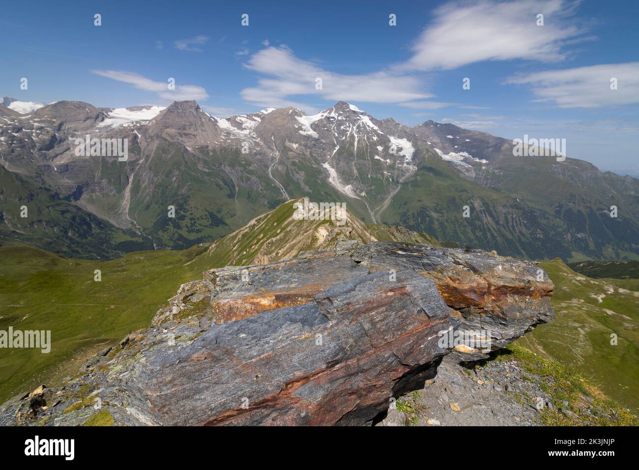 Paisaje con montañas en la carretera alta de Grossglockner en Austria Foto de stock