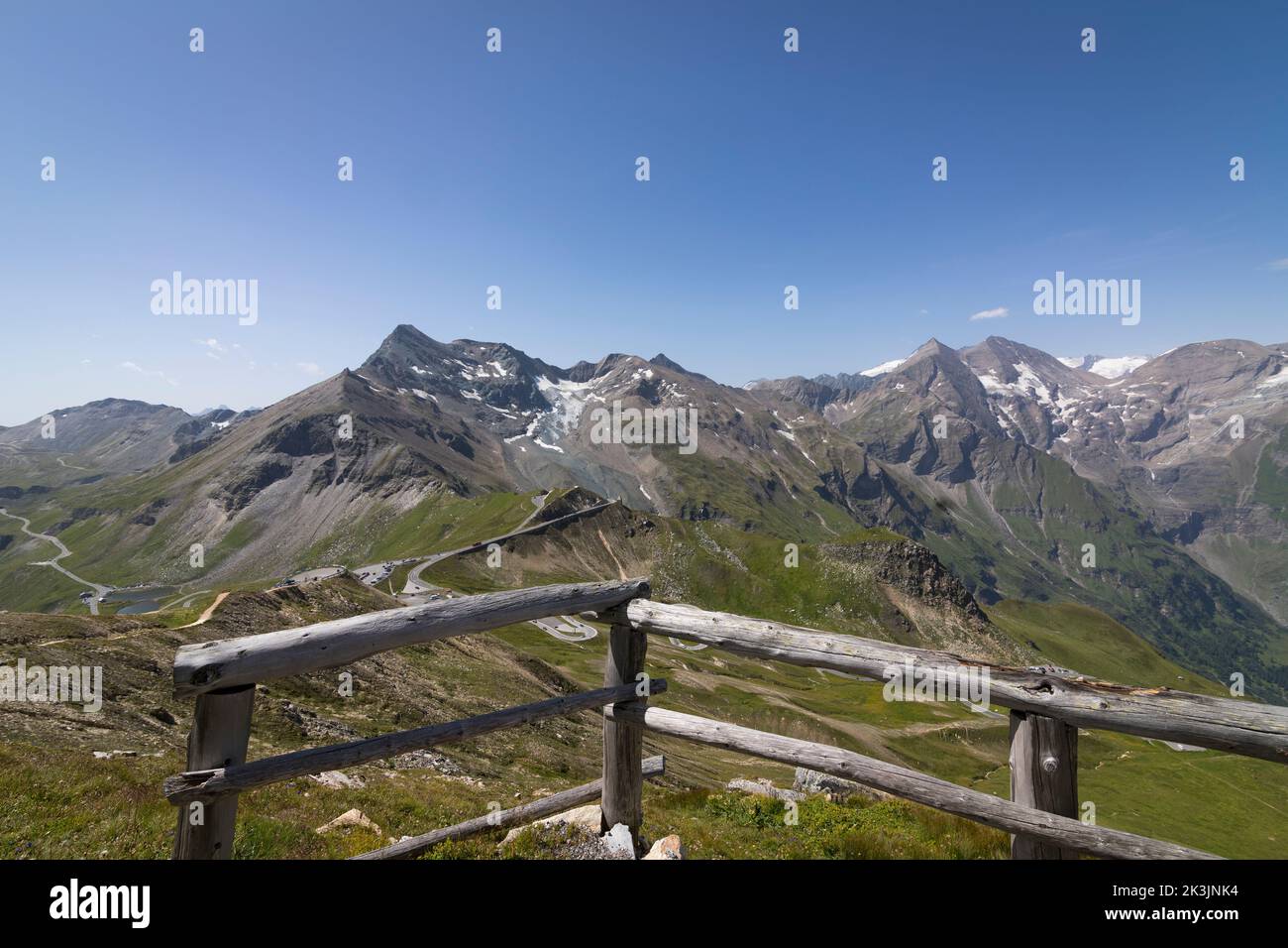 Paisaje con montañas en la carretera alta de Grossglockner en Austria Foto de stock