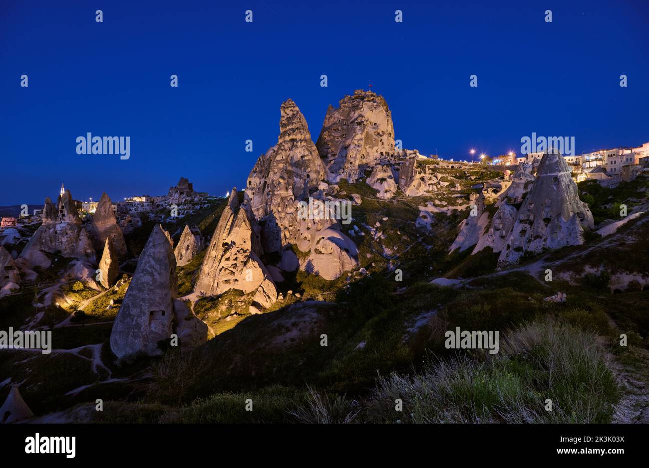 Castillo de uchisar, Crepúsculo Foto de la roca perforada del castillo de Uçhisar, Goreme, Capadocia, Anatolia, Turquía Foto de stock
