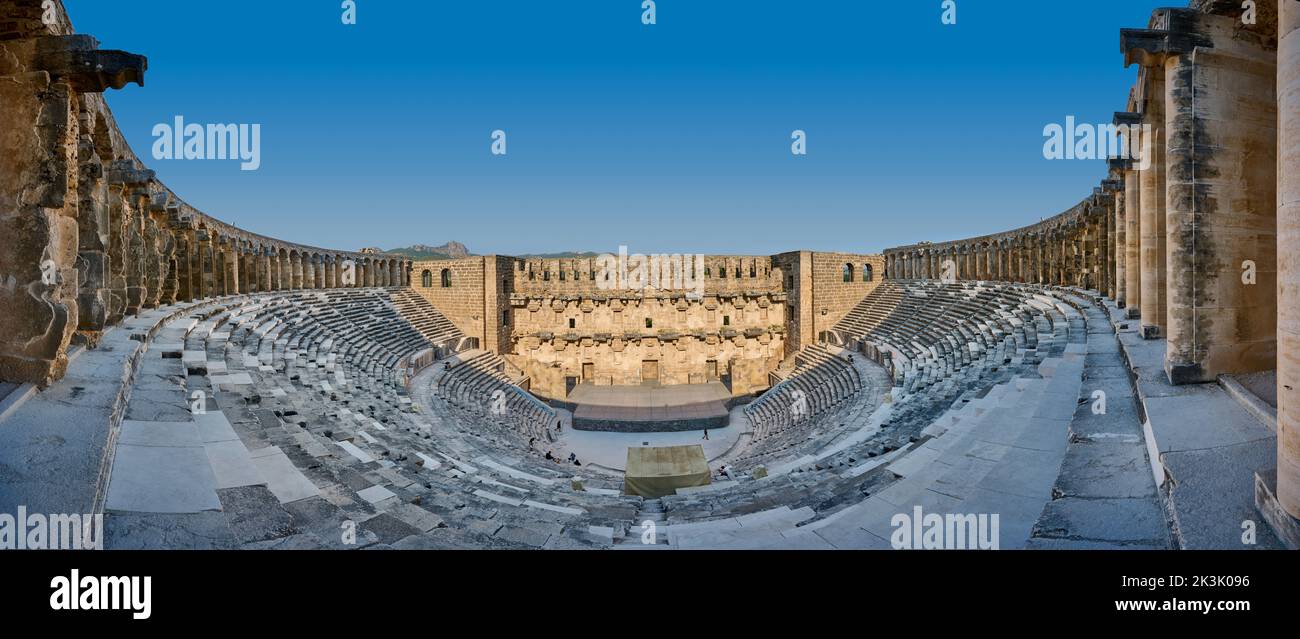 Panorama del antiguo Teatro Romano de Aspendos, Ciudad Antigua de Aspendos, Antalya, Turquía Foto de stock