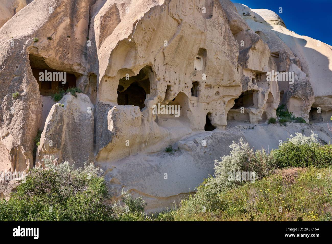 Casas de roca tallada o casas cueva en el paisaje de Rose Valley Goreme, Capadocia, Anatolia, Turquía Foto de stock