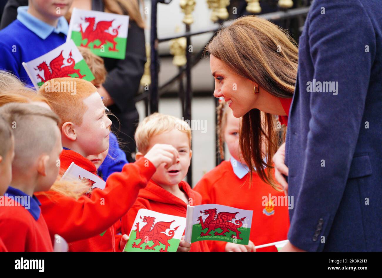 La Princesa de Gales habla con los escolares cuando llega para visitar la Iglesia de Santo Tomás, en Swansea, Gales. Fecha de la foto: Martes 27 de septiembre de 2022. Foto de stock