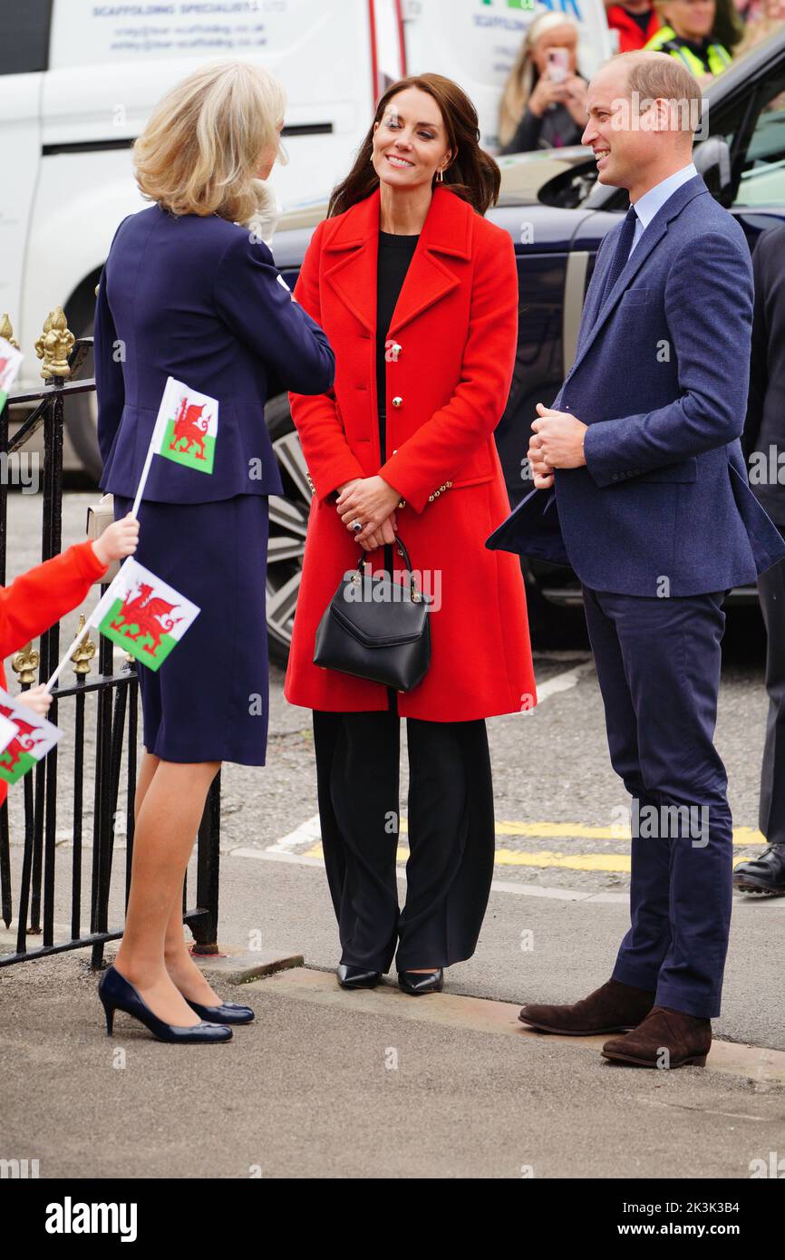 El Príncipe y la Princesa de Gales llegan para visitar la Iglesia de Santo Tomás, en Swansea, Gales. Fecha de la foto: Martes 27 de septiembre de 2022. Foto de stock