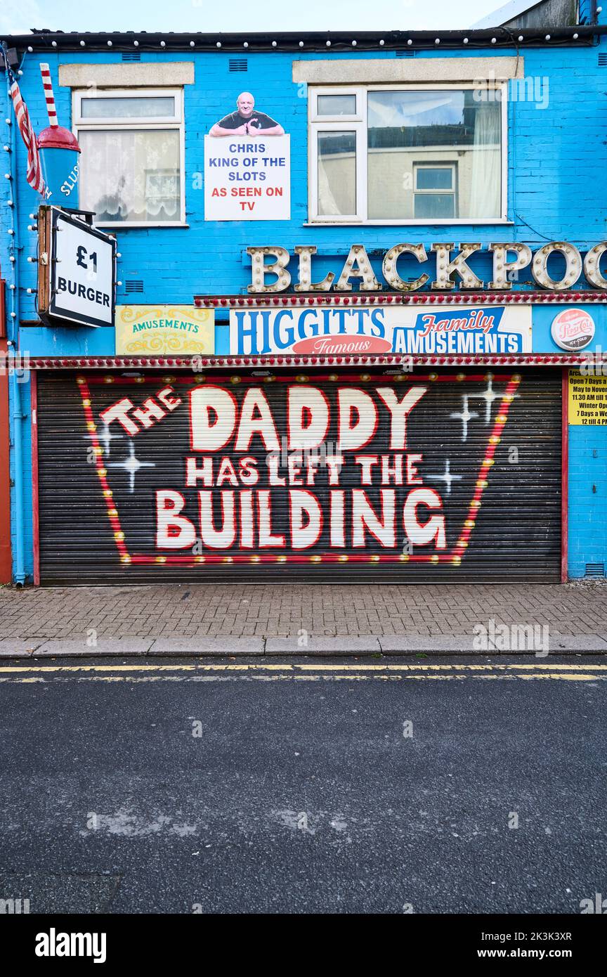 Higgetts Amusements Daddy dejó la señal del edificio en las persianas cerradas, Blackpool Foto de stock