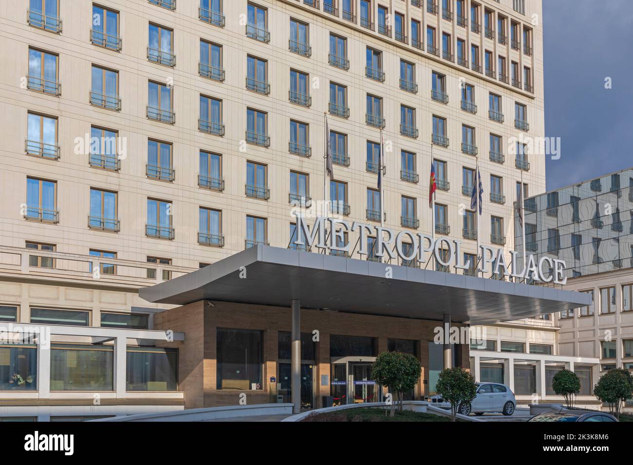 Belgrado, Serbia - 14 de febrero de 2021: Edificio histórico del hotel Metropol Palace en la capital, en el día soleado de invierno. Foto de stock