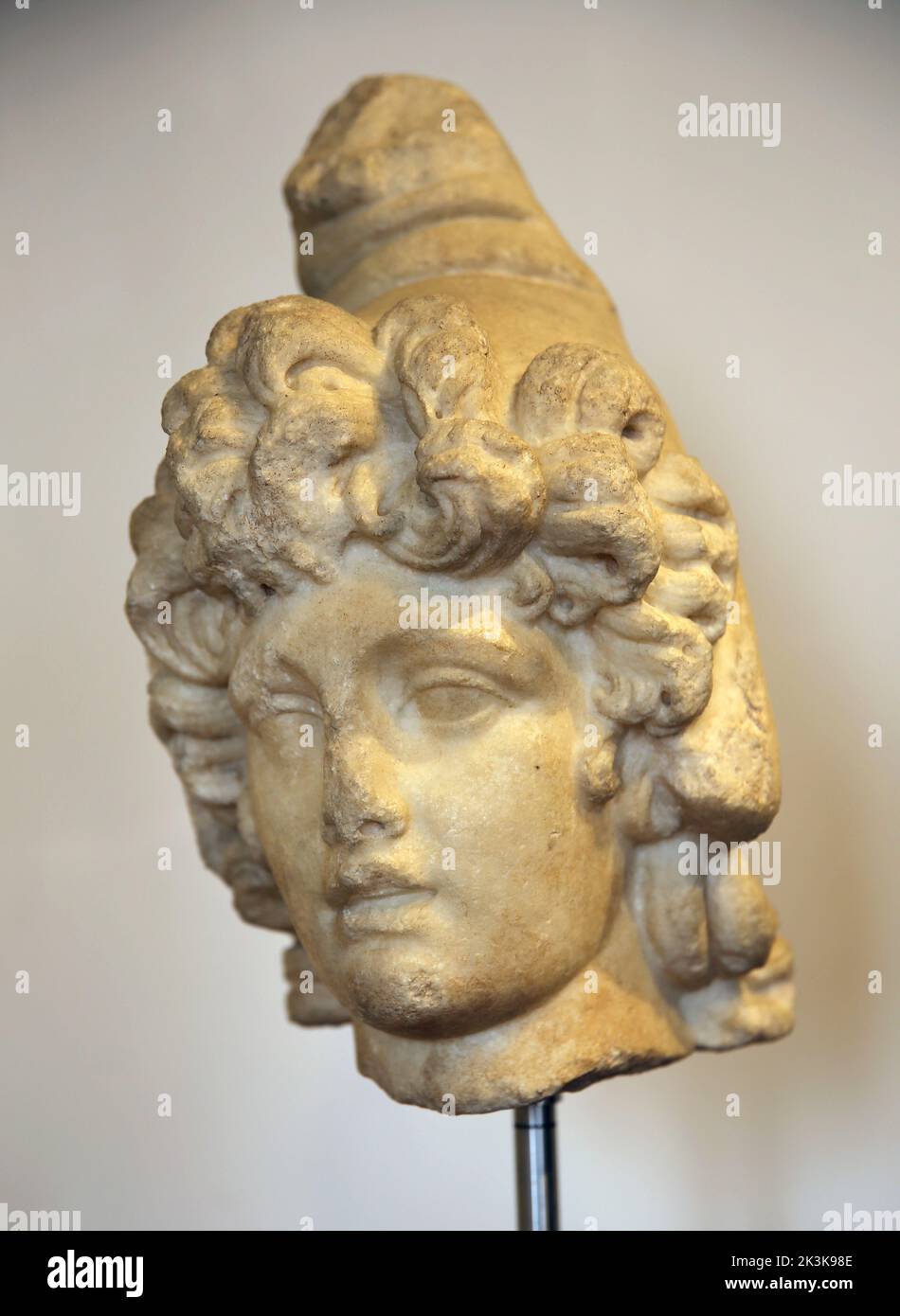 Jefe de Attis. Siglo 2nd A.D. mármol insular. Barracco Museo de Escultura Antigua. Roma. Italia. Foto de stock