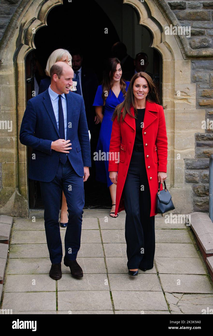 El Príncipe y la Princesa de Gales salen después de una visita a la Iglesia de Santo Tomás, en Swansea, Gales. Fecha de la foto: Martes 27 de septiembre de 2022. Foto de stock
