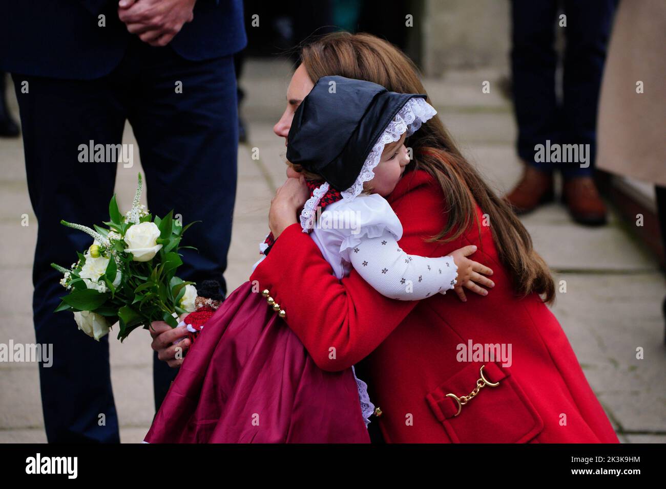 La princesa de Gales recibe una postiza de flores y un abrazo de Charlotte Bunting, de dos años, cuando se va después de una visita a la iglesia de St Thomas, en Swansea, Gales. Fecha de la foto: Martes 27 de septiembre de 2022. Foto de stock