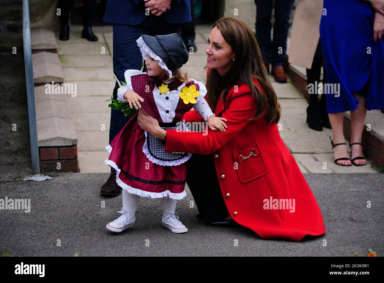 La Princesa de Gales recibe una postiza de flores de Charlotte Bunting, de dos años, cuando se va después de una visita a la Iglesia de Santo Tomás, en Swansea, Gales. Fecha de la foto: Martes 27 de septiembre de 2022. Foto de stock