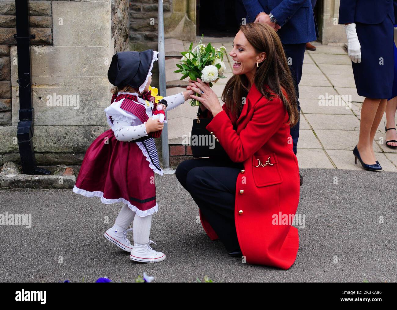 La Princesa de Gales recibe una postiza de flores de Charlotte Bunting, de dos años, cuando se va después de una visita a la Iglesia de Santo Tomás, en Swansea, Gales. Fecha de la foto: Martes 27 de septiembre de 2022. Foto de stock