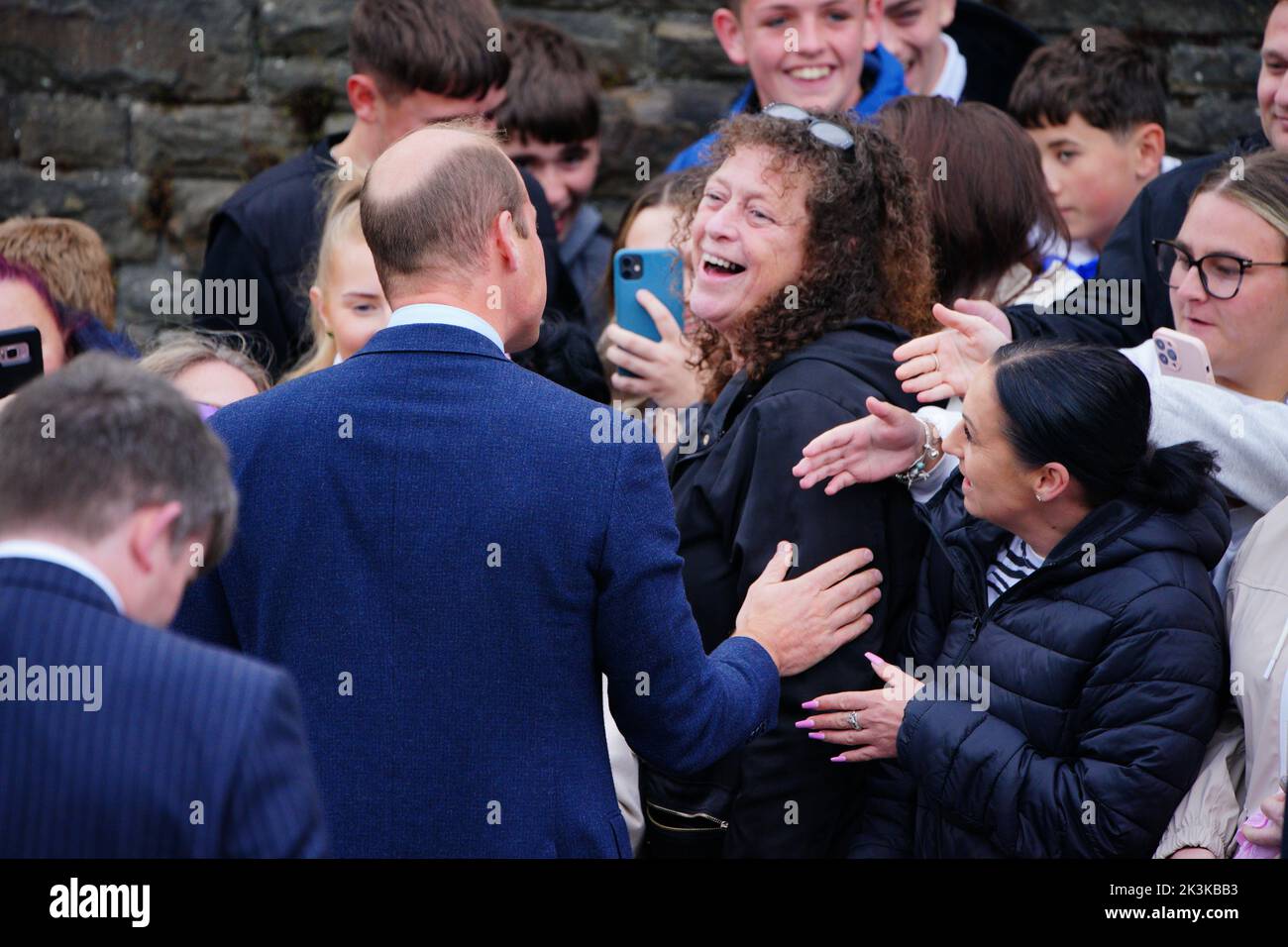 El Príncipe de Gales se reúne con miembros del público cuando se va después de una visita a la Iglesia de Santo Tomás, en Swansea, Gales. Fecha de la foto: Martes 27 de septiembre de 2022. Foto de stock