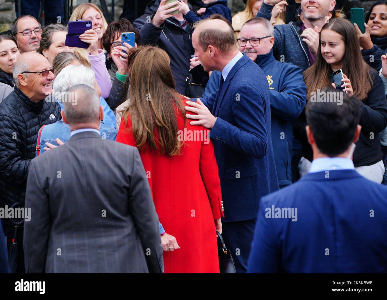 El Príncipe y la Princesa de Gales se reúnen con miembros del público cuando se van después de una visita a la Iglesia de Santo Tomás, en Swansea, Gales. Fecha de la foto: Martes 27 de septiembre de 2022. Foto de stock