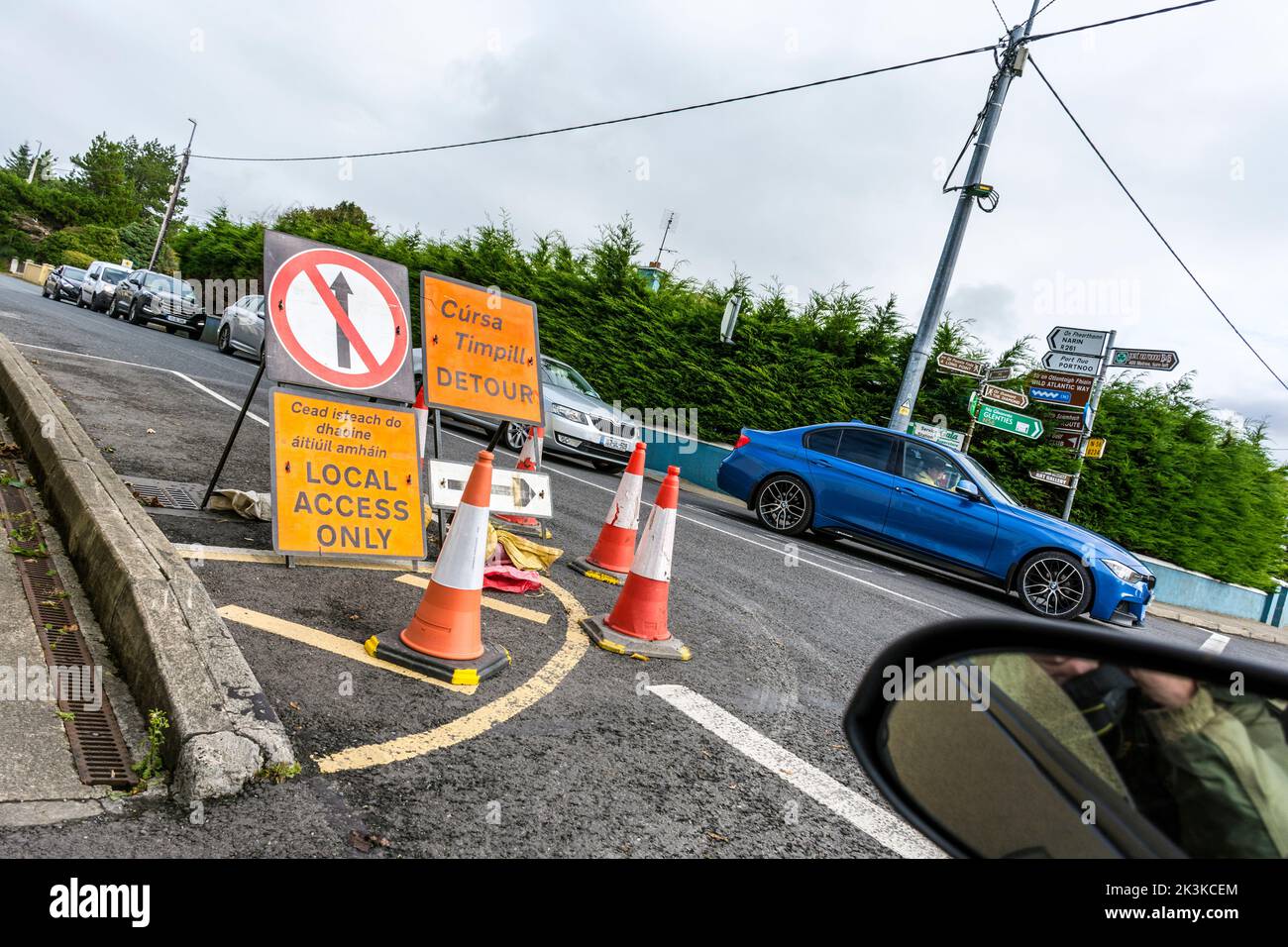 Señales de obras. Sólo acceso local, desvío, en inglés e irlandés gaélico. N56 road, County Donegal, Irlanda. Foto de stock