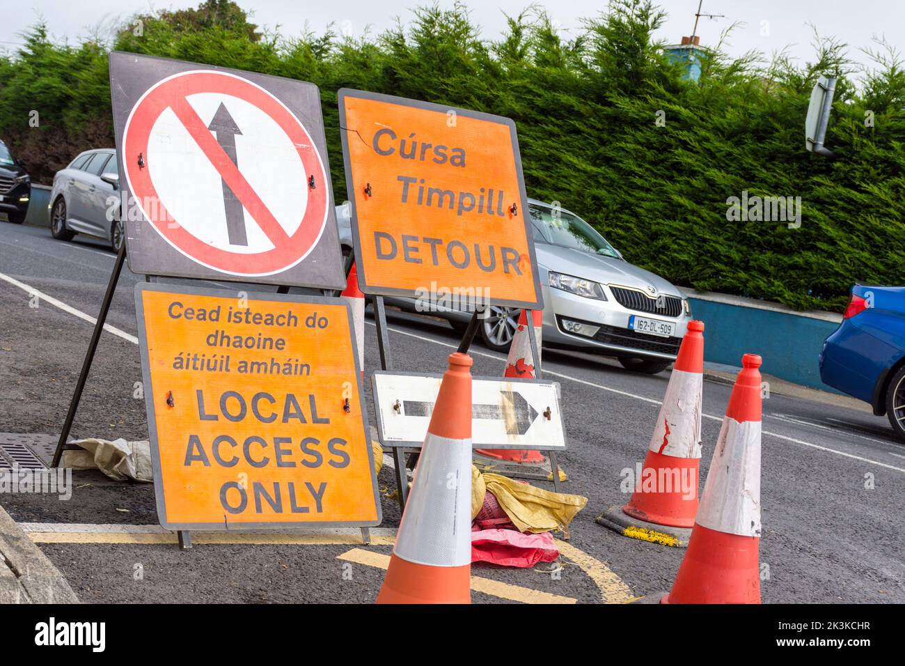 Señales de obras. Sólo acceso local, desvío, en inglés e irlandés gaélico. N56 road, County Donegal, Irlanda. Foto de stock