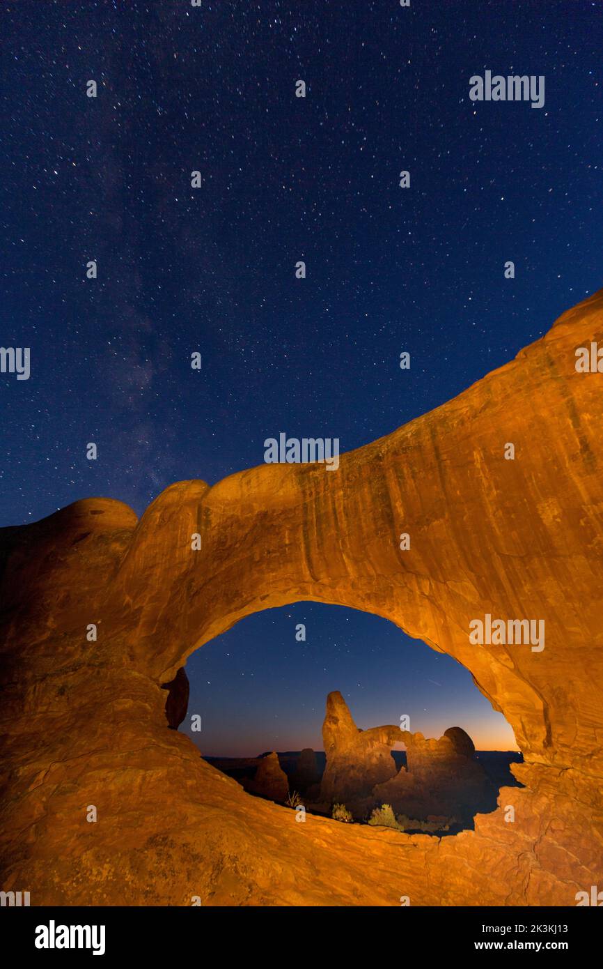 Arco de la torreta enmarcado por la ventana norte en la sección de ventanas del Parque Nacional Arches, Moab, Utah. Foto de stock