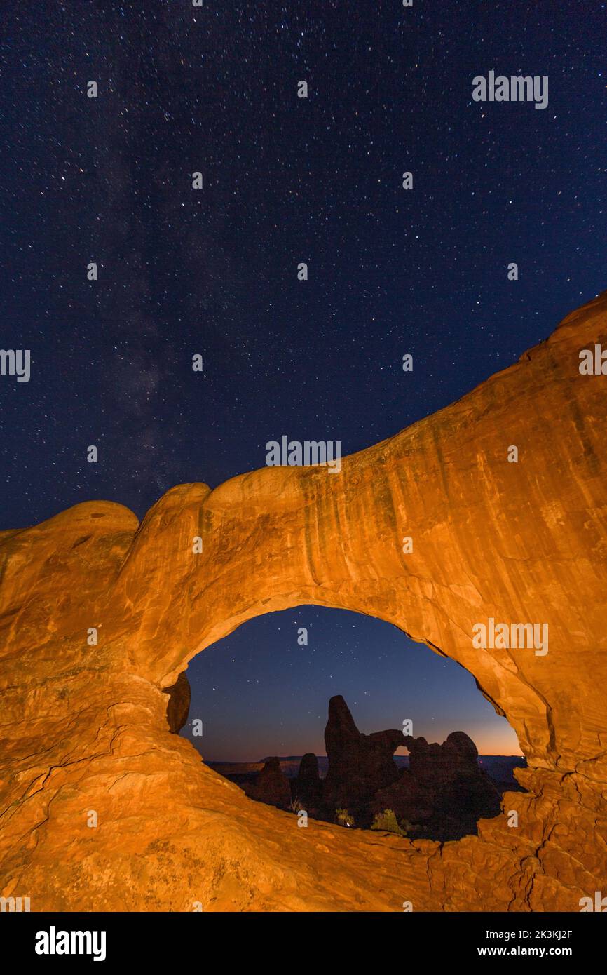 Arco de la torreta enmarcado por la ventana norte en la sección de ventanas del Parque Nacional Arches, Moab, Utah. Foto de stock