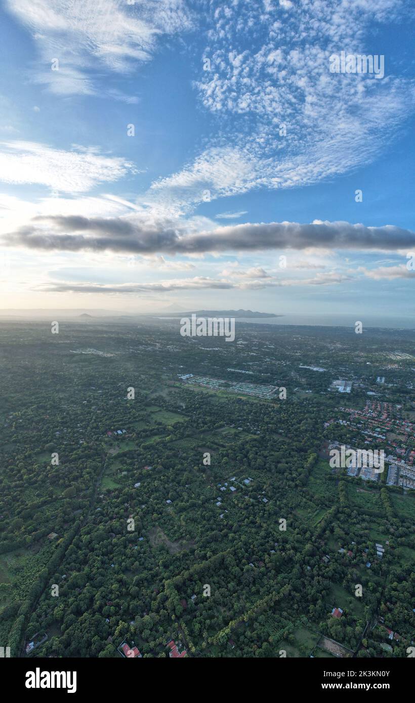 Panorama vertical de Nicaragua Ciudad de Managua vista aérea de drones Foto de stock