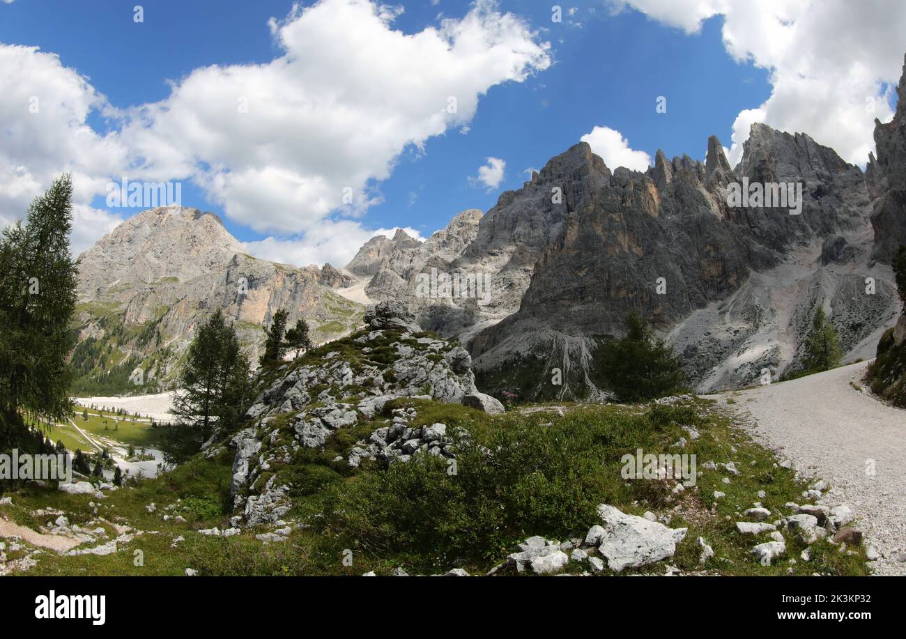Alpes italianos del grupo de Dolomitas en el norte de Italia entre las regiones de Véneto y Trentino en verano Foto de stock