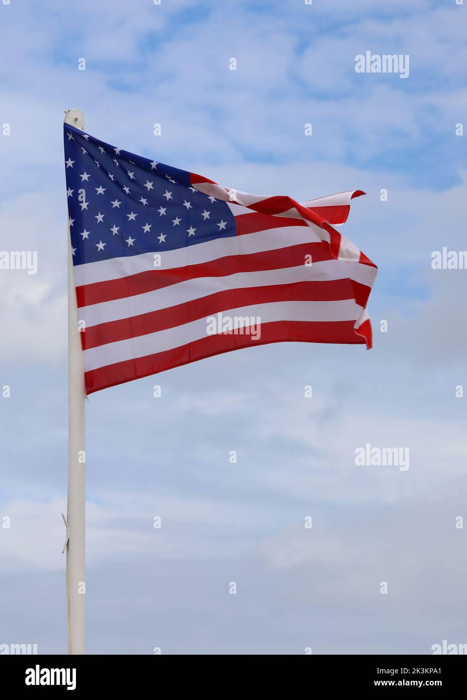 La Gran Bandera Americana ondulaba en el cielo azul sin gente Foto de stock