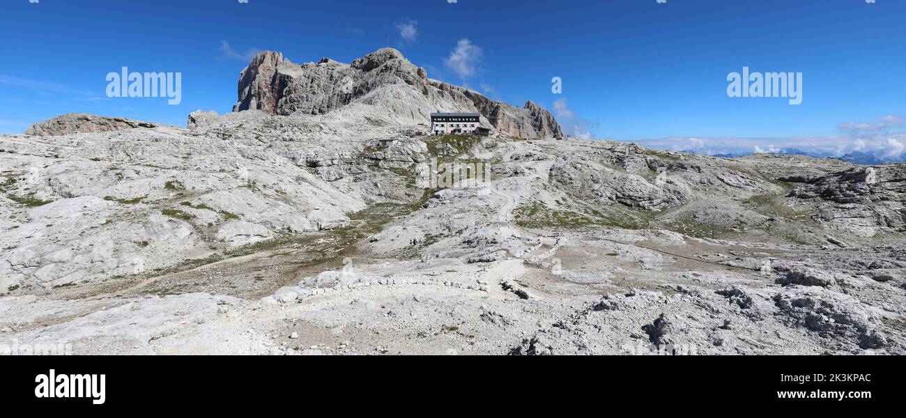 Panorama de las montañas Dolomitas en los Alpes en el norte de Italia y el refugio alpino llamado ROSETTA Foto de stock