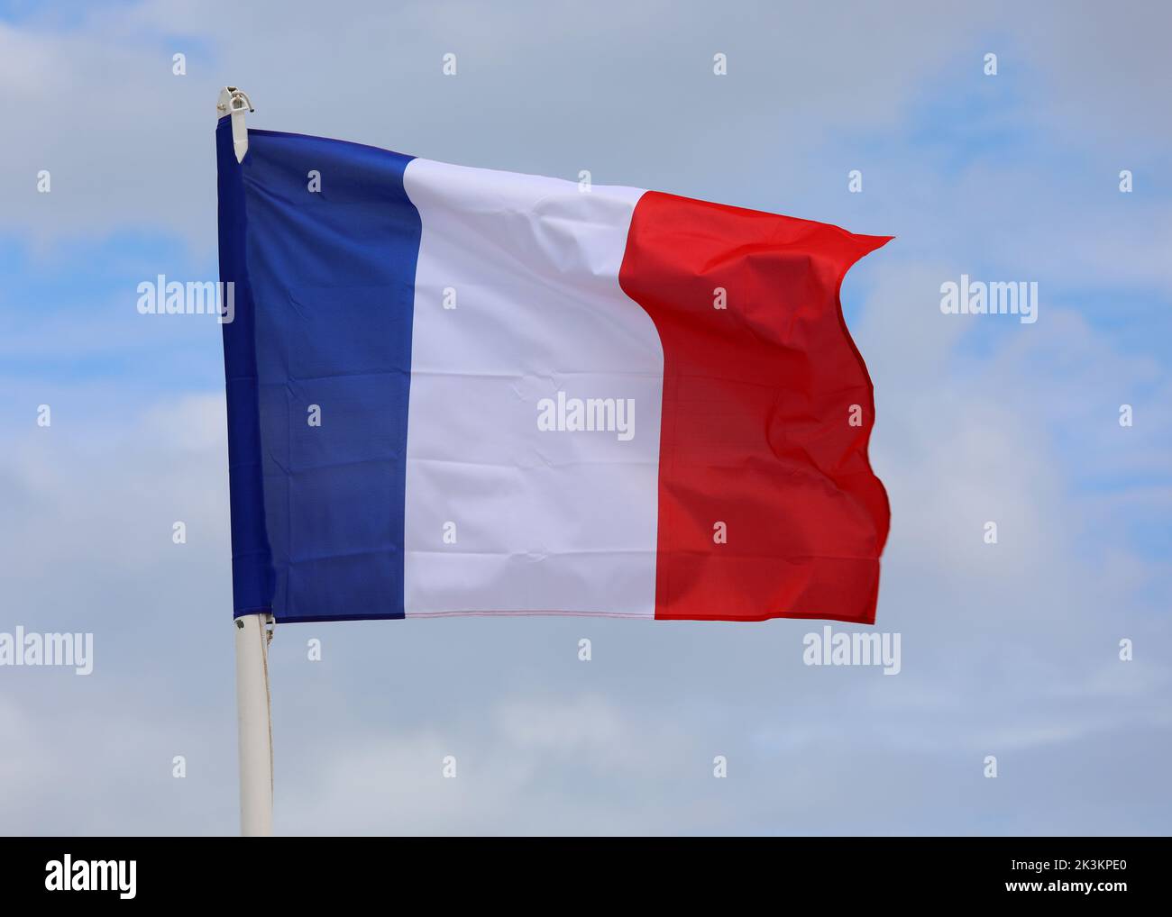 Gran Bandera Francesa Azul Ondas blancas y rojas en el cielo azul sin gente Foto de stock
