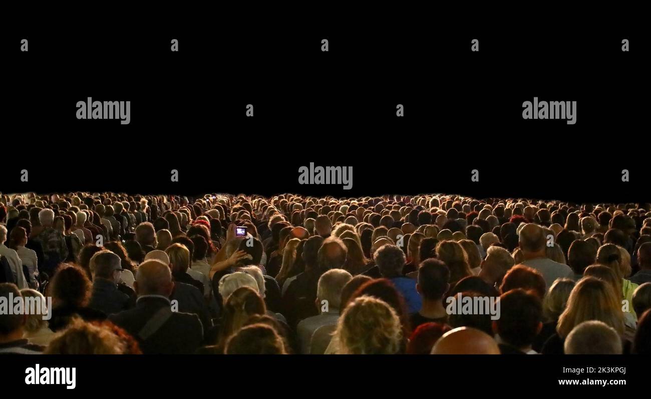 cabezas de muchas personas no reconocibles durante el espectáculo y la pantalla personalizable en la parte inferior Foto de stock